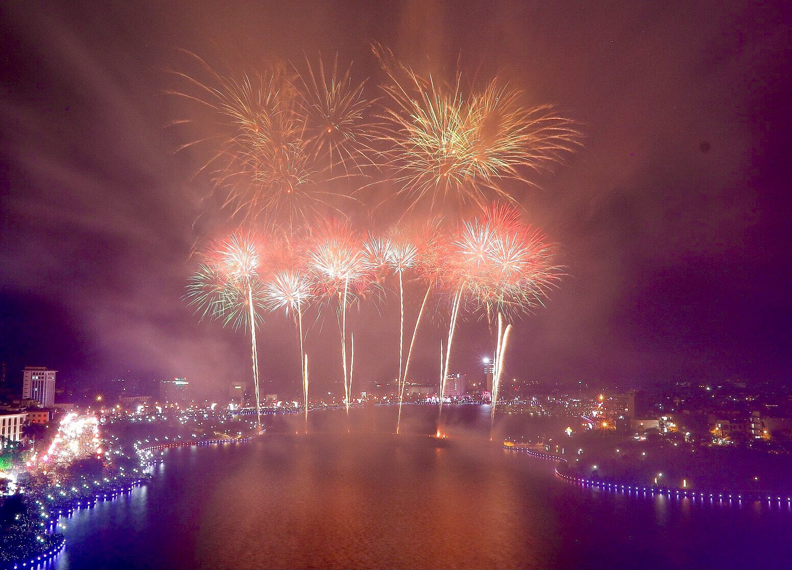 Pháo hoa rực rỡ và lung linh trên bầu trời Đất Tổ 